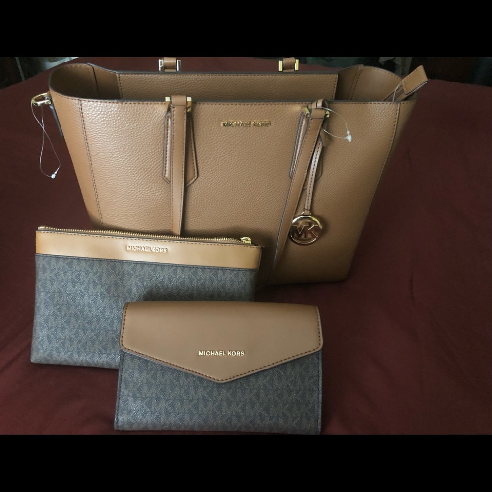 Michael Kors Tote. 3 in 1 bag. Tan.